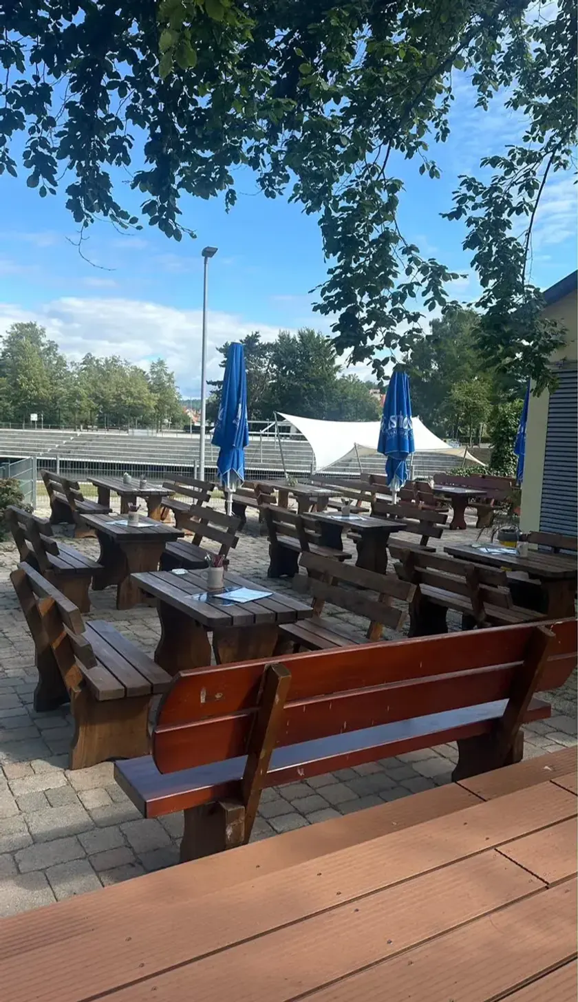 Biergarten unter dem großen Baum mit Blick zur Seebühne