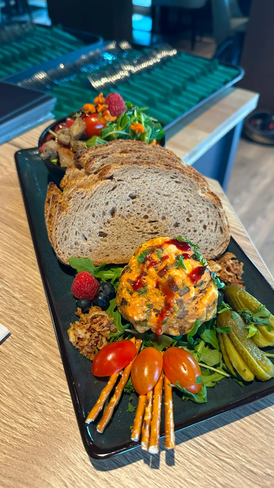 Fränkische Brotzeitplatte mit Obatzder, Bauernbrot und Beilagensalat