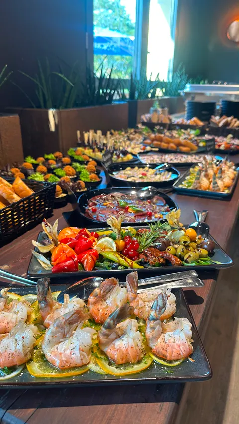 Lange Buffetstrecke mit Platten und Körben im Gastraum