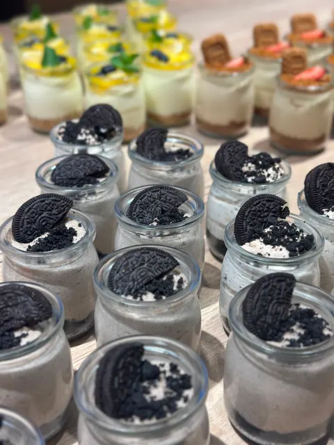 Oreo-Cheesecakes im Weckglas mit Keksstücken