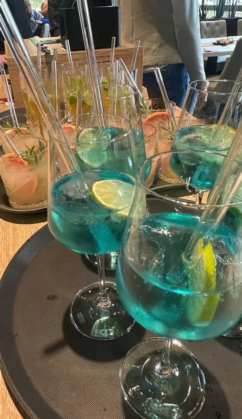 Cocktails auf einem Tablett