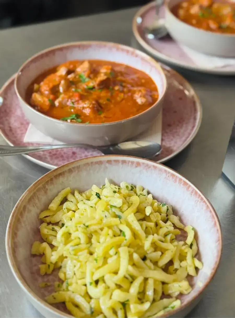 Käsespätzle mit Röstzwiebeln in der Schüssel