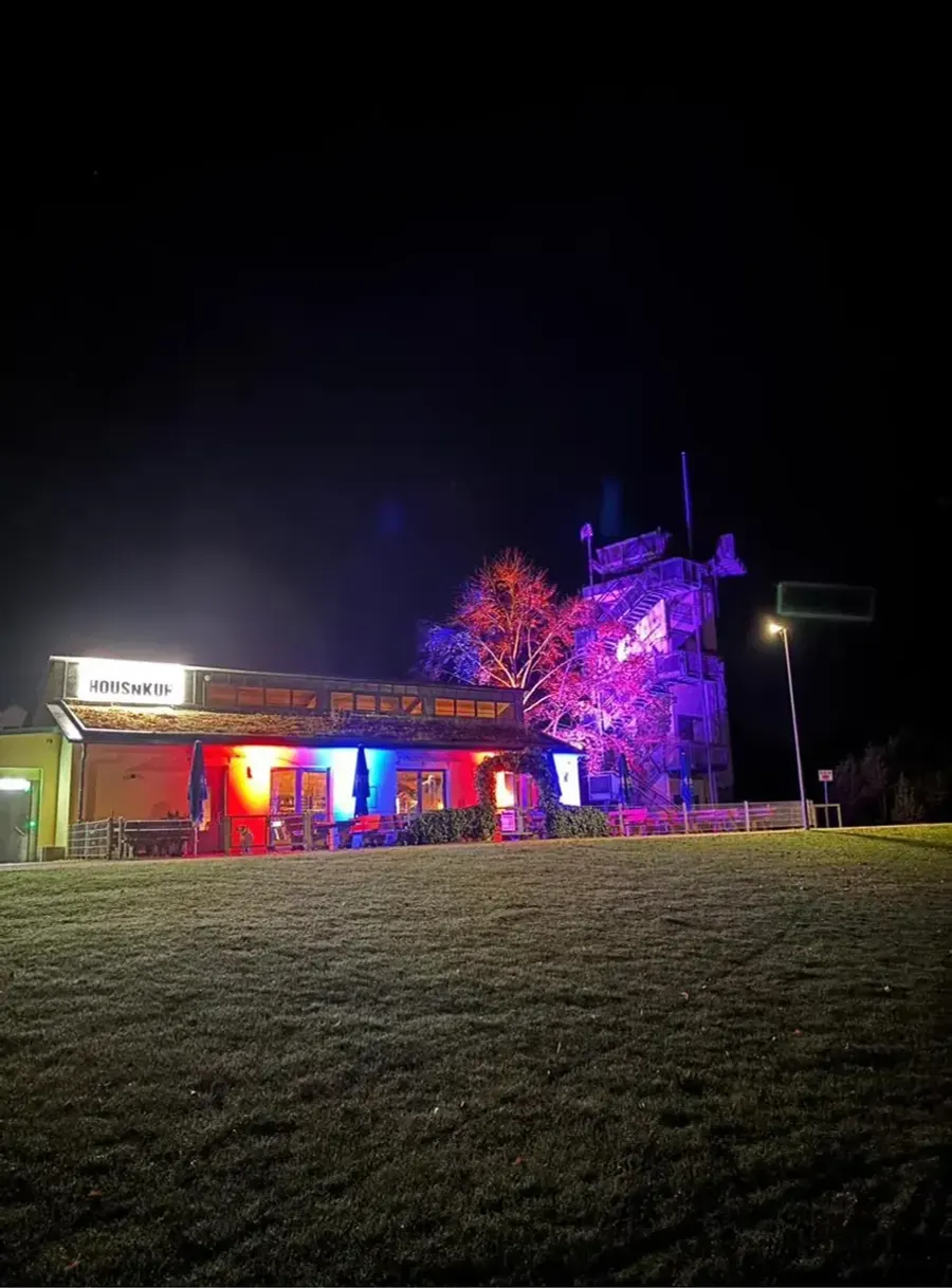 Das Haus am Abend, beleuchtet während eines Lichtkunstfestivals im Park