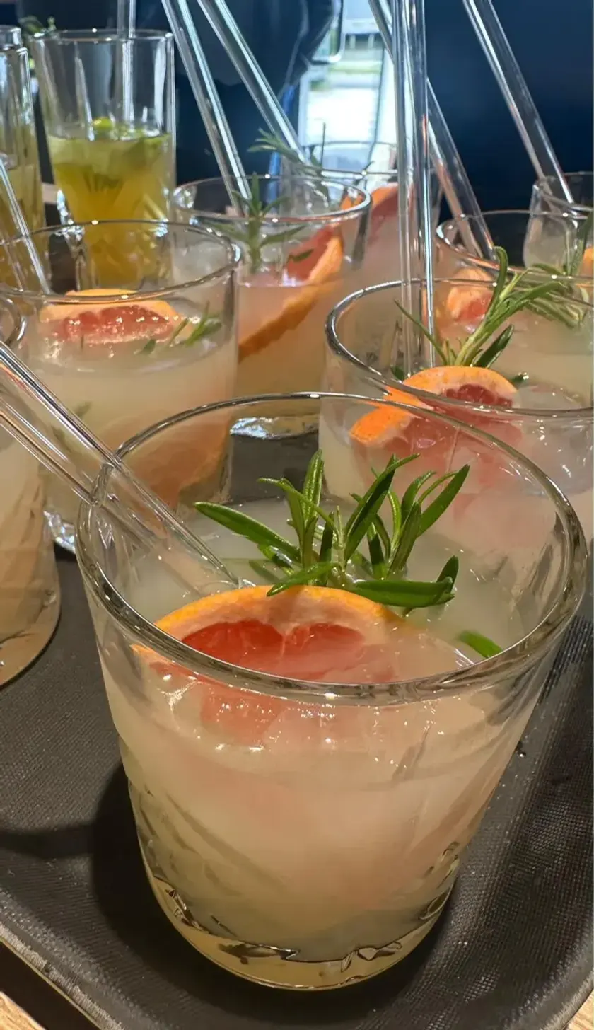 Hausgemachte Limonaden mit Grapefruit und Rosmarin im Glas