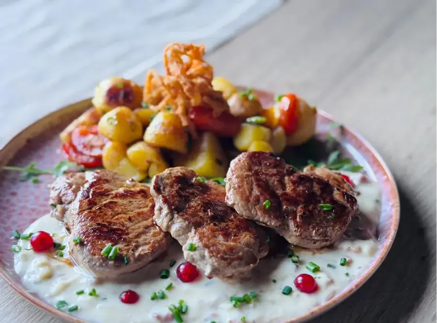 Gebratene Schweinemedaillons mit Bratkartoffeln und Rahmsauce