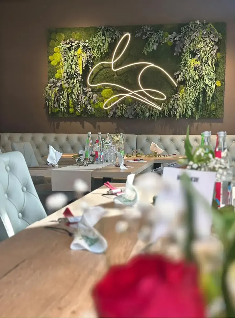 Festlich gedeckter Tisch mit roten Rosen im Gastraum