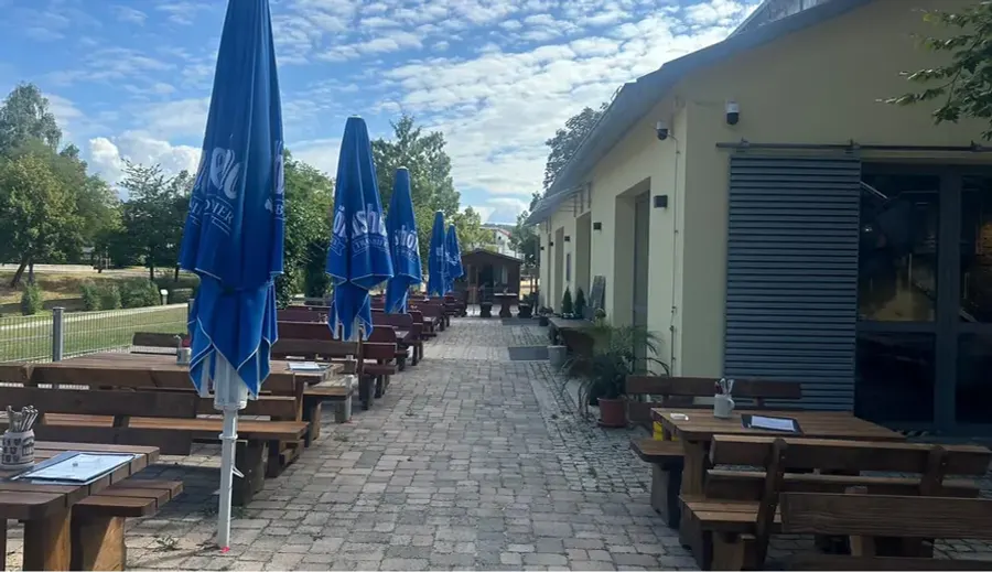 Terrasse mit Sonnenschirmen und Blick in den Park