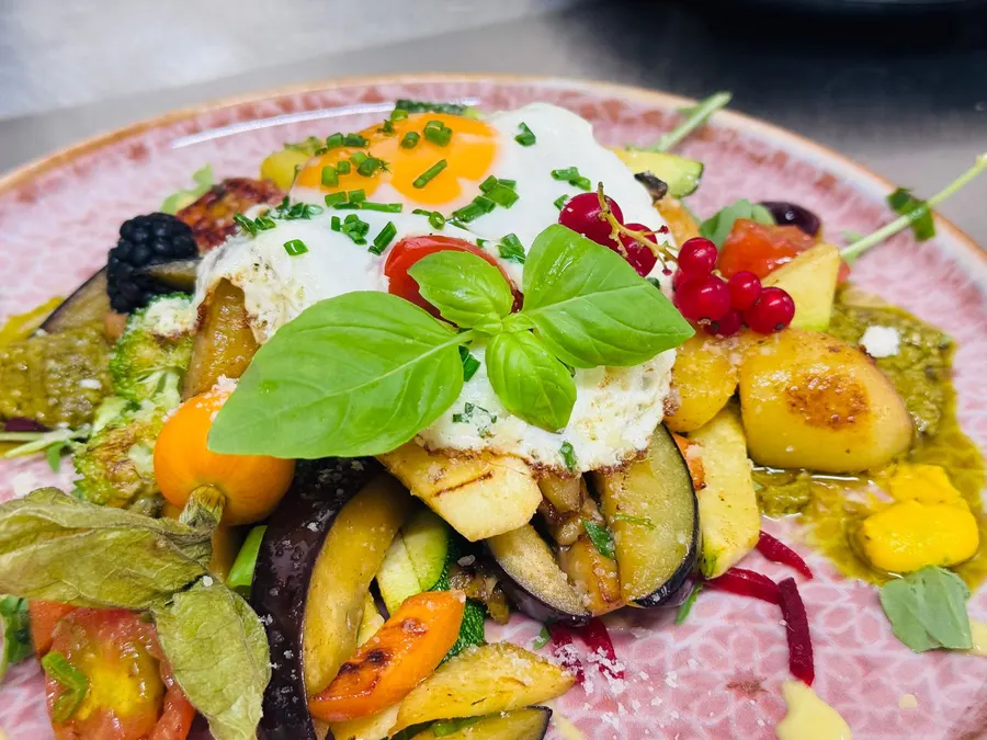 Vegetarischer Teller mit Gemüse, Kartoffeln und Spiegelei